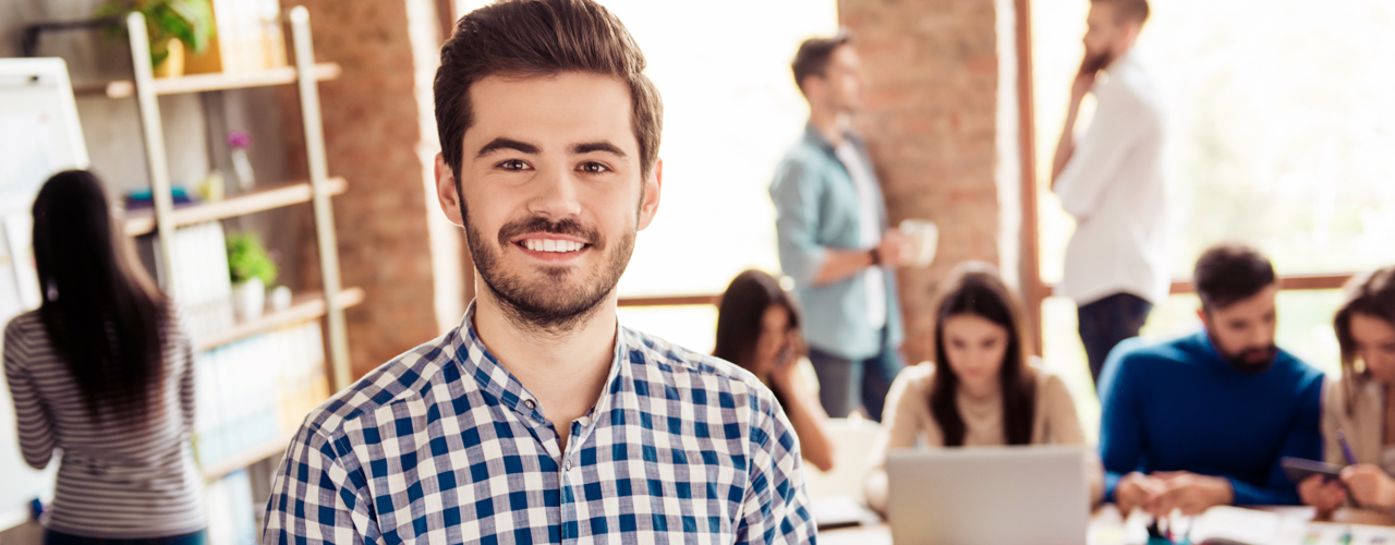 joven empresario sonriendo