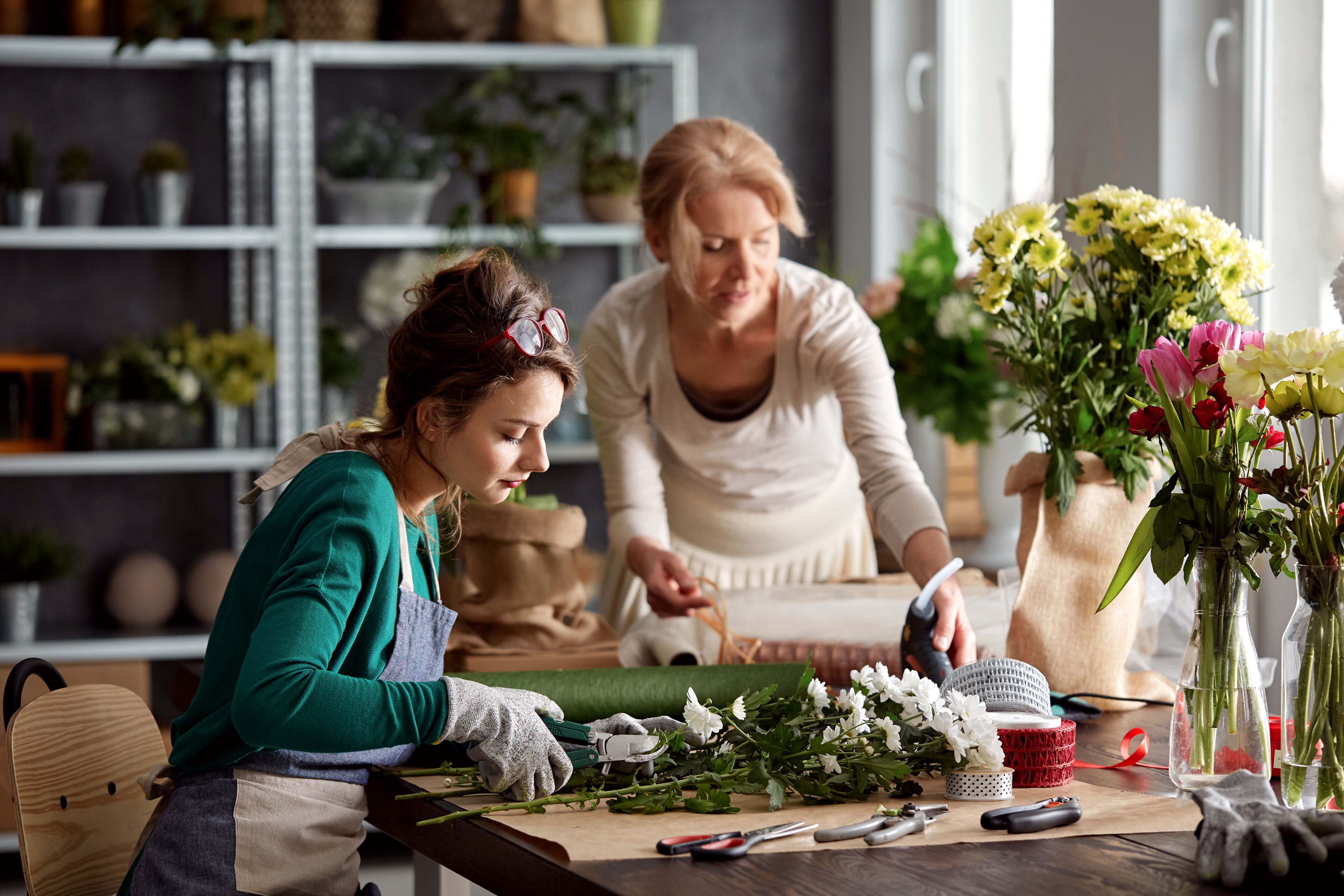 Mujeres arreglando ramo de flores